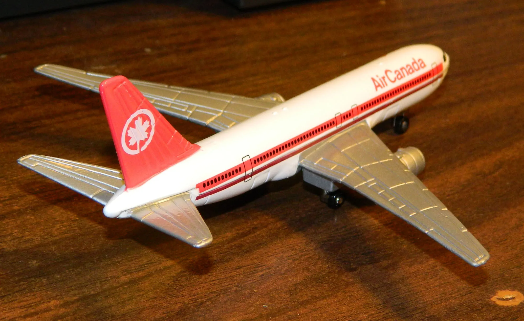 /img/50322-diecast-airplane-buying.webp