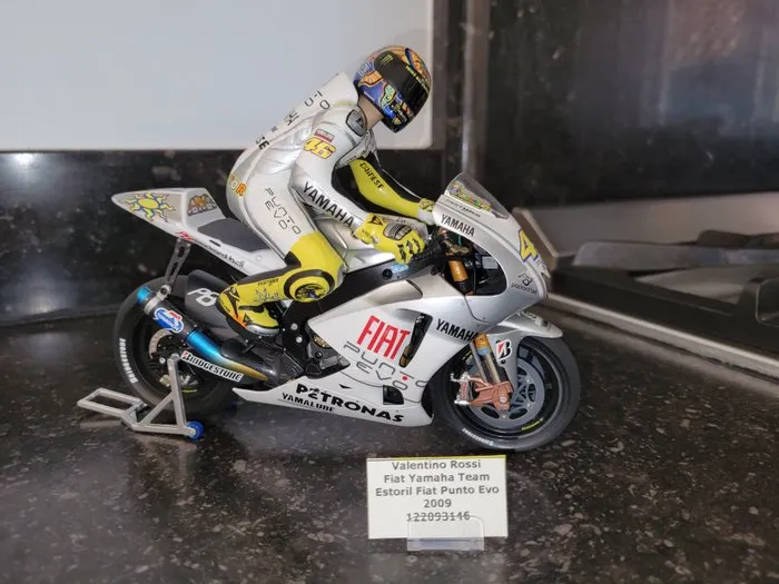 50423 yamaha yzr m1 2015 diecast