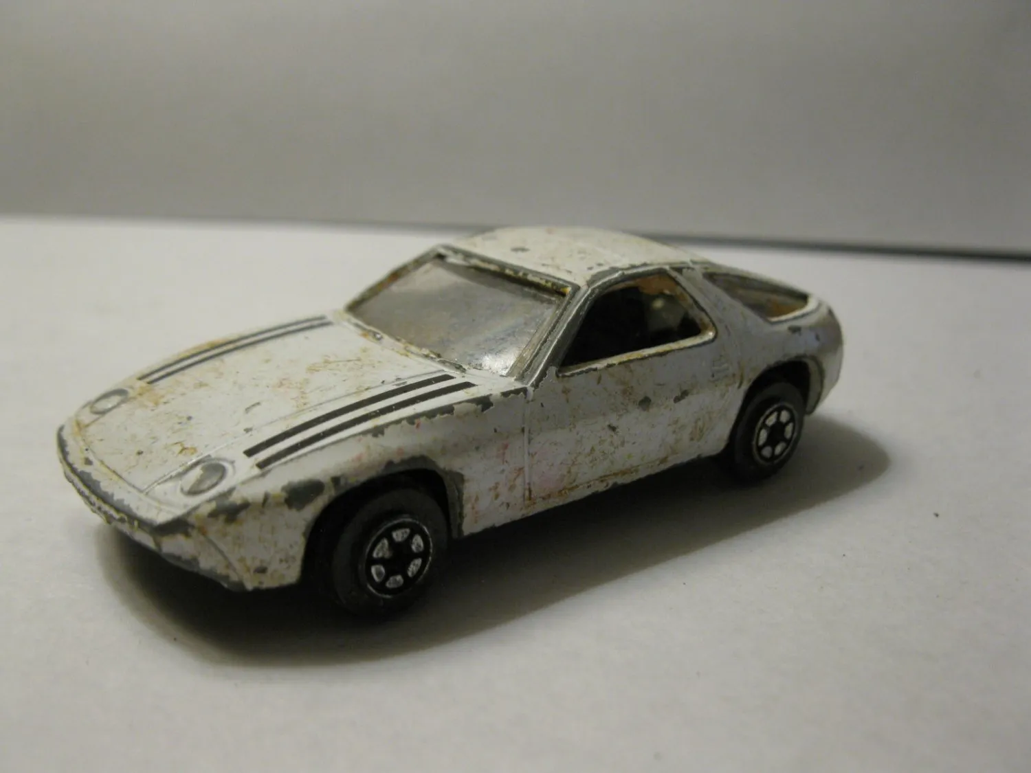 50434 white diecast car overview