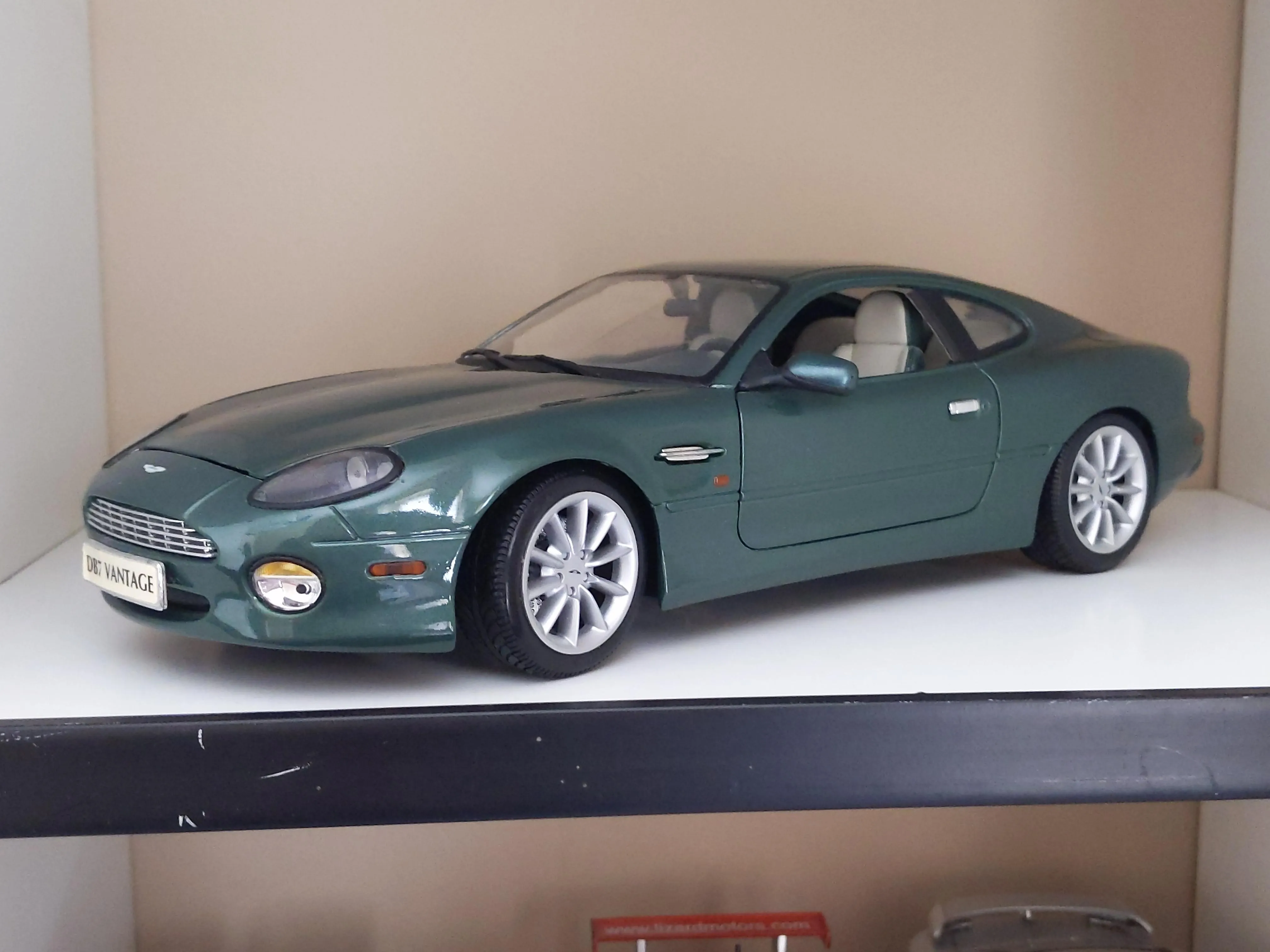 50475 aston martin db7 diecast model exterior