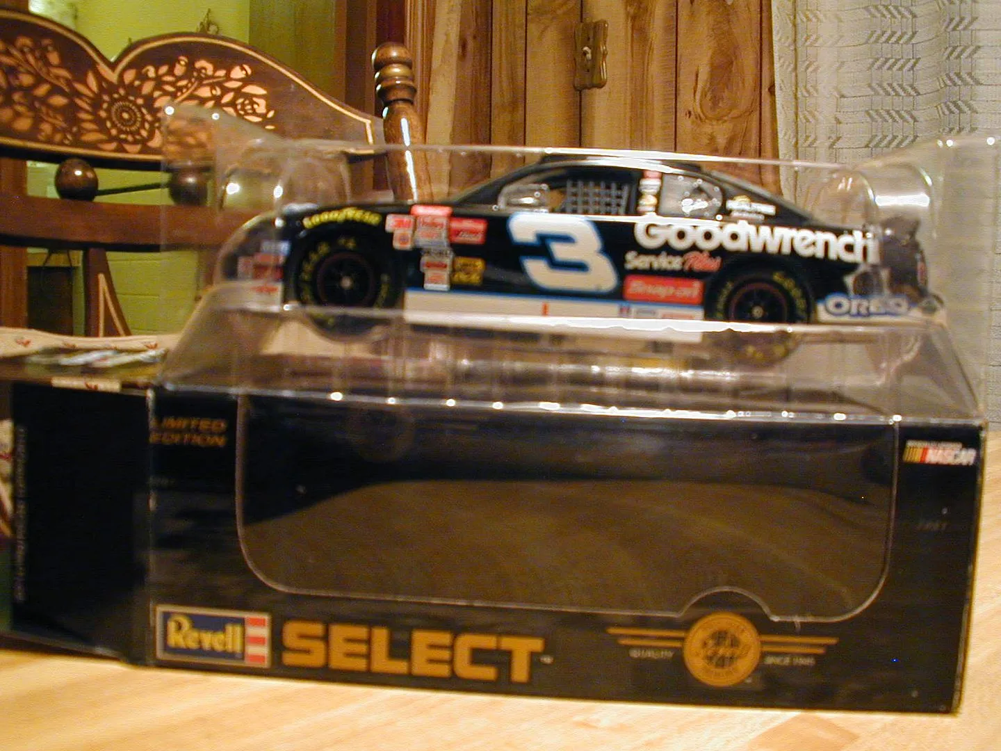 /img/50558-dale-earnhardt-sr-wrecked-diecast-car-7.webp